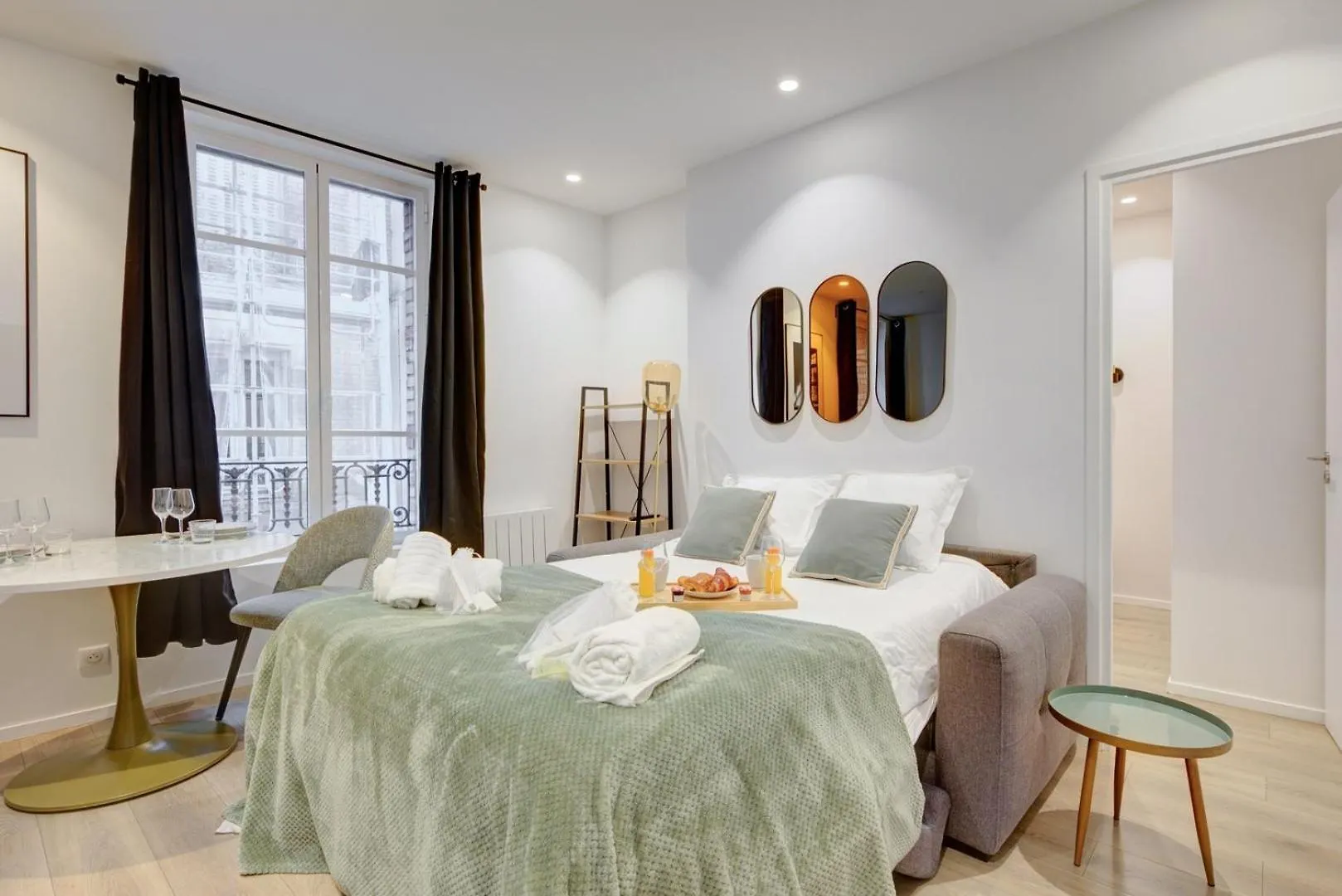 158 Jeremy - Superbe A Paris